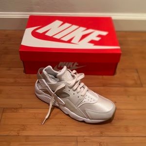 Brand new never been warn white Nike Huaraches